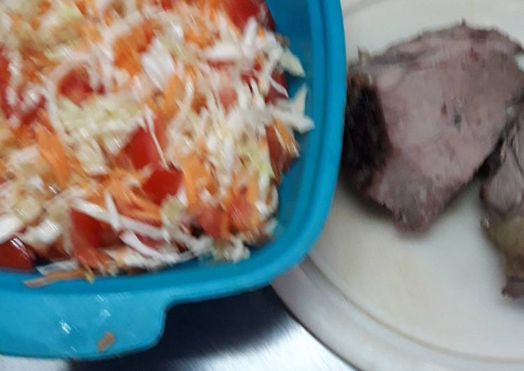 Ensalada de repollo tomate, zanahoria, y cordero asado