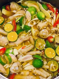Hình của món Chân gà ngâm sả tắc.