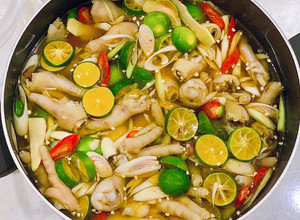 Hình của món Chân gà ngâm sả tắc.