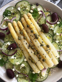 Una foto de Ensalada de pepino 🥒 y espárragos blancos