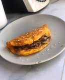 “Bocadillo” de tortilla rellena de champiñones al vino