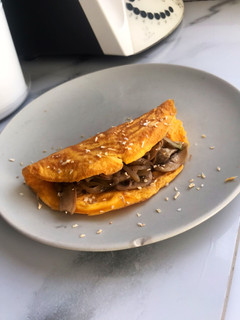 Una foto de “Bocadillo” de tortilla rellena de champiñones al vino
