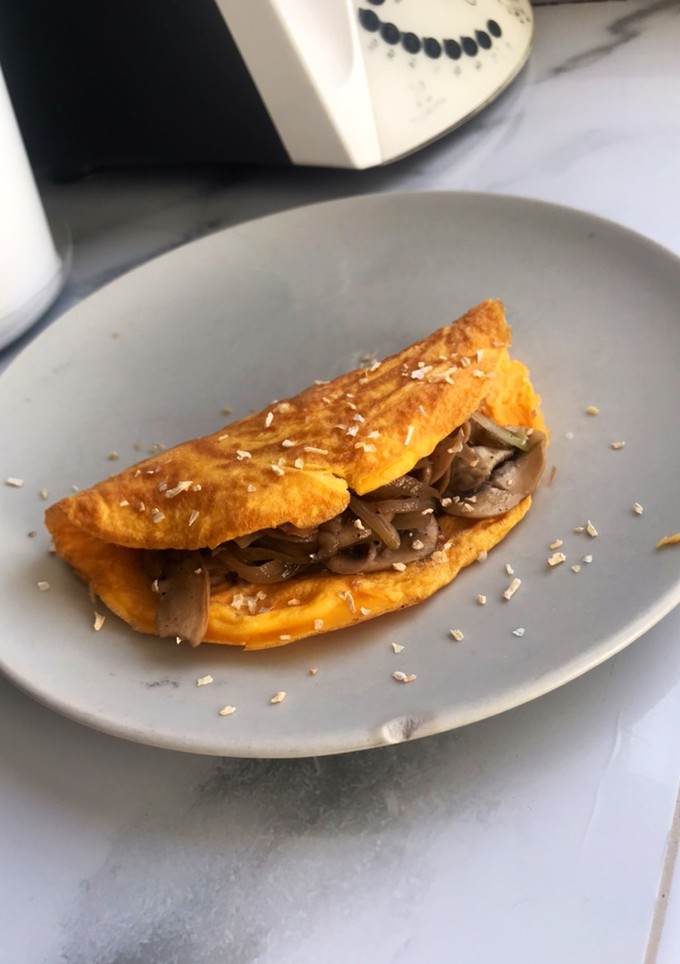 Una foto de “Bocadillo” de tortilla rellena de champiñones al vino