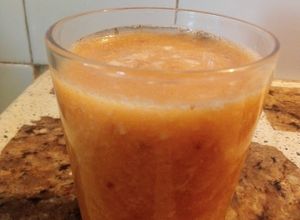 Una foto de Smoothie con ensalada de frutas