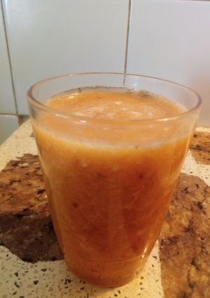 Una foto de Smoothie con ensalada de frutas