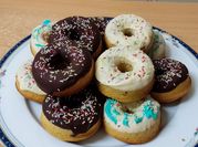 Una foto de donuts al horno con yogurt