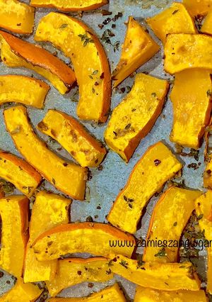 Zdjęcie przepisu Pieczona dynia z czosnkiem, chilli i tymiankiem.