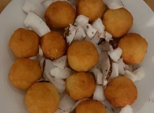 Une photo de Beignet de manioc accompagné de coco