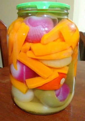 Una foto de Ajíes y verduras en conserva