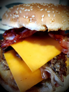 Una foto de Pulled pork cheddar bacon sándwich... 🍔🍔🍔