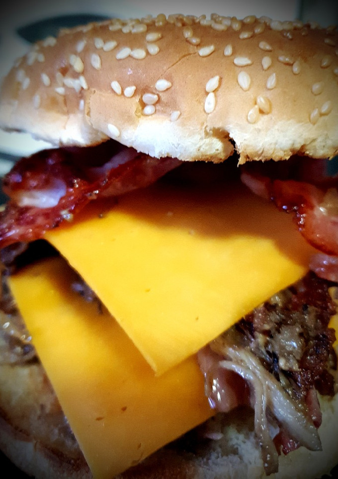 Una foto de Pulled pork cheddar bacon sándwich... 🍔🍔🍔
