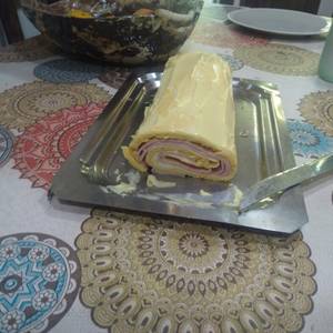 Arrollado de jamón y queso (pionono)