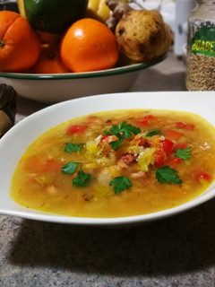 Una foto de Sopa de granos de avena con beicon 🥓