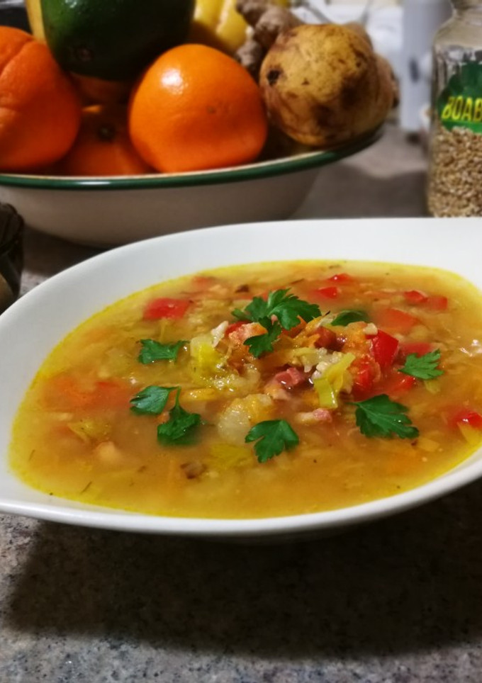 Una foto de Sopa de granos de avena con beicon 🥓