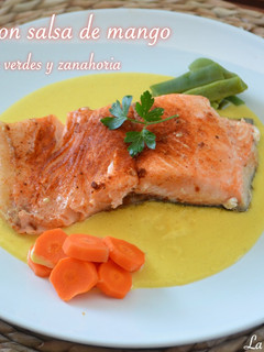 Una foto de Salmón con salsa de mango judías verdes y zanahorias (Thermomix)