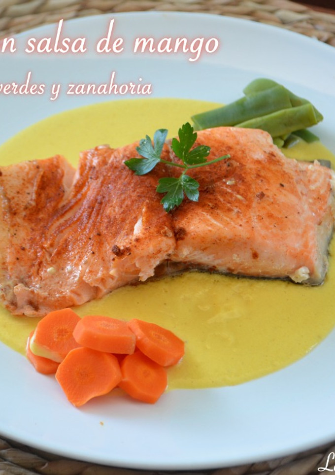 Una foto de Salmón con salsa de mango judías verdes y zanahorias (Thermomix)