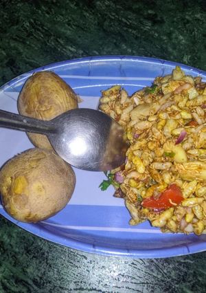 A picture of Aloo Bhel.