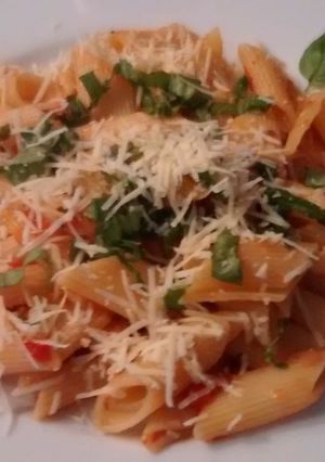 Una foto de Penne rigate a la albahaca