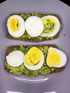 Una foto de Pan integral con palta (apto para diabetes)