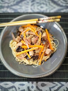 Una foto de Fideos de arroz fritos con atún marinado y verduras