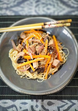 Foto principal de Fideos de arroz fritos con atún marinado y verduras