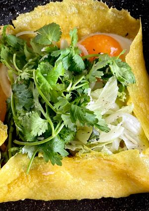 รูปของ เครปญวนไส้ไข่ดาวเห็ดหอมและผักสด🧅🫑🥬Vietnamese Crepe with Egg and Fresh Veg and Herbs🌿🍅🥬