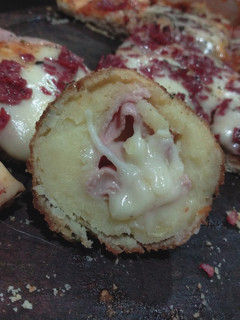 Una foto de Bombas de Papa Rellenas🥔