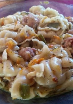 Una foto de Guiso de fideos con salchichas parrillera