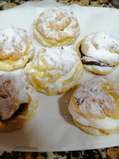 Una foto de Profiteroles de nutella y crema de yogur, manzana con canela