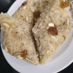 A picture of Sooji burfi.