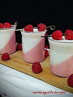 Una foto de Panna cotta de frambuesas