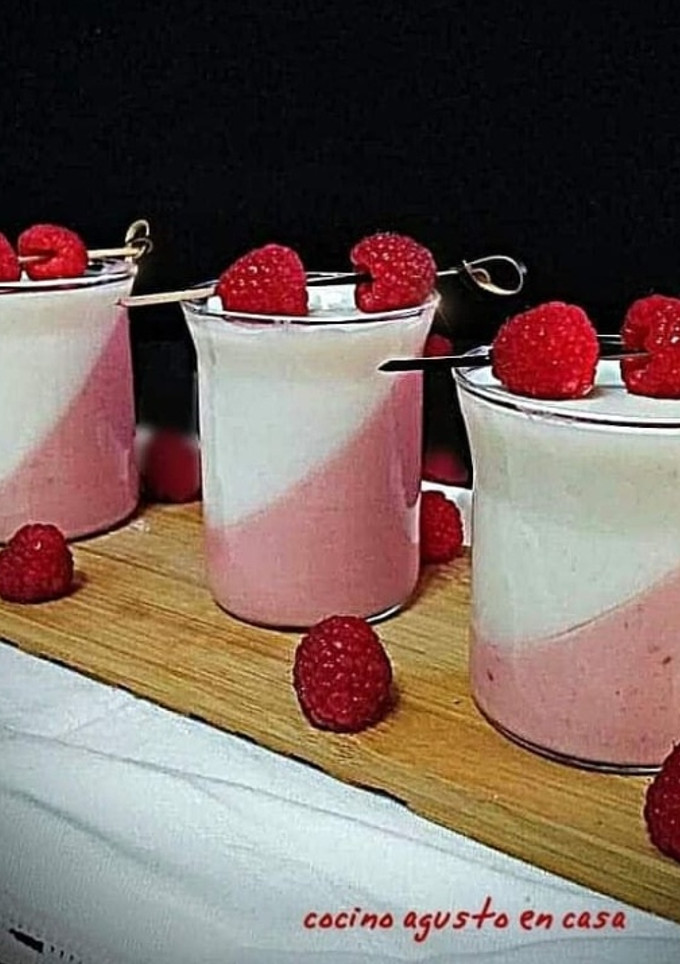 Una foto de Panna cotta de frambuesas