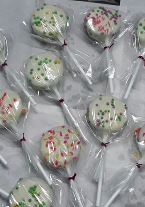 A picture of Oreo pops.