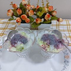 A picture of Kesar pista kulfi falooda.