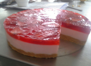 Una foto de Torta de yogur con base galletas