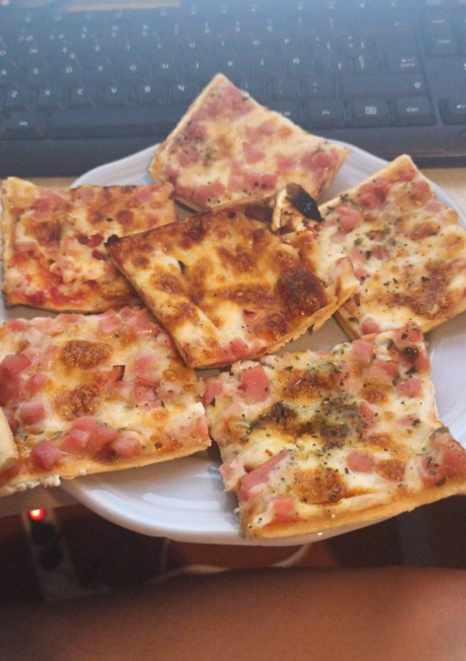 Una foto de Paninis con jamón York y queso