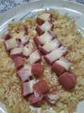 Salchichas con queso sobre arroz integral