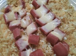 Una foto de Salchichas con queso sobre arroz integral