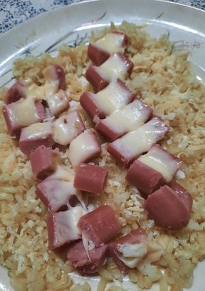 Una foto de Salchichas con queso sobre arroz integral