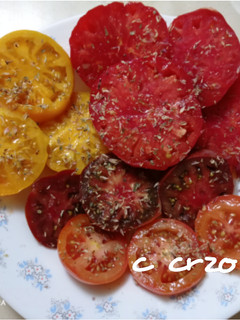 Una foto de Ensalada de tomates variados