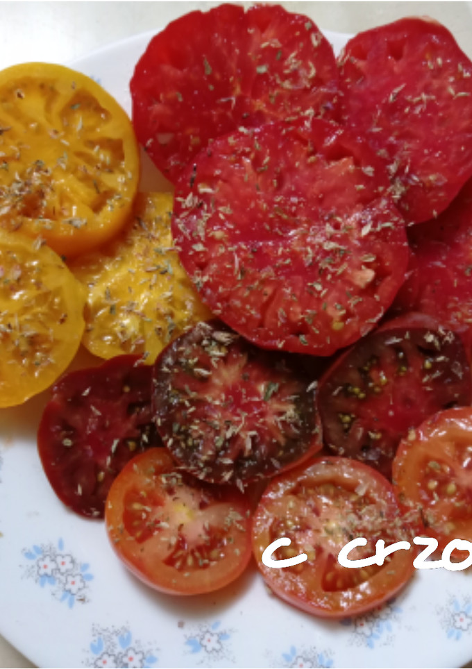 Una foto de Ensalada de tomates variados