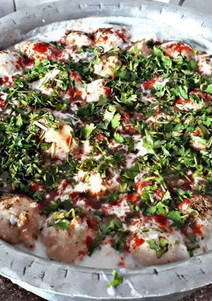 A picture of Dahi bhalla.