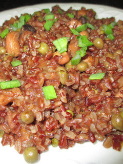 Una foto de Arroz rojo integral con guisantes y anacardos - veggie