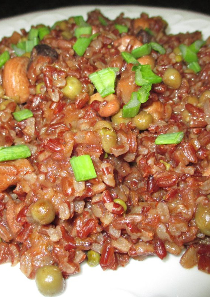 Una foto de Arroz rojo integral con guisantes y anacardos -  veggie