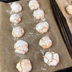 A picture of Amaretti biscuits.