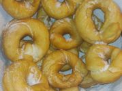 Una foto de cosas dulces con harina comun