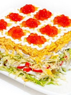 Фото Очень вкусный и красивый Новогодний салат с икрой и кальмарами.