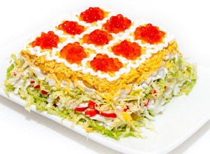 Фото Очень вкусный и красивый Новогодний салат с икрой и кальмарами.