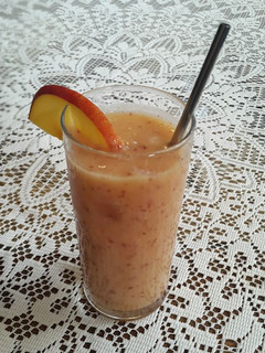 Una foto de Licuado de durazno y piña a la lima