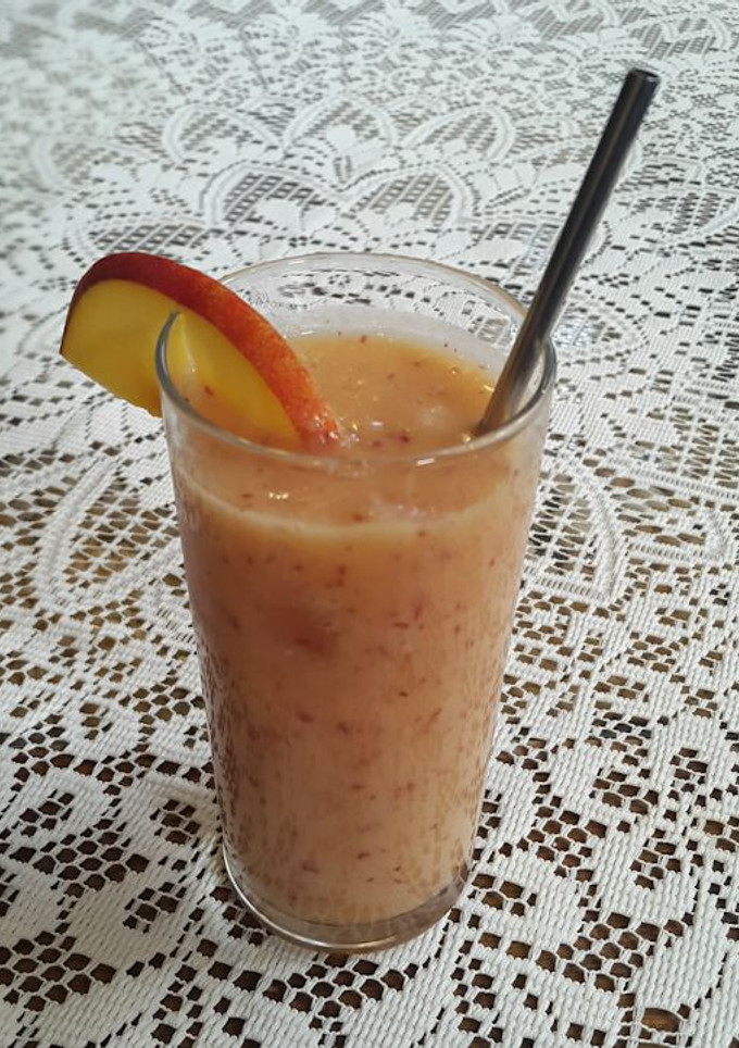 Una foto de Licuado de durazno y piña a la lima
